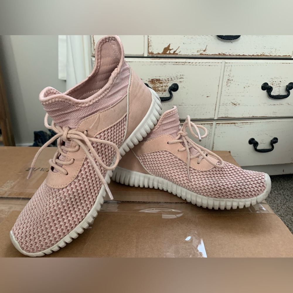 Dirty Laundry slip on. Blush pink size 8